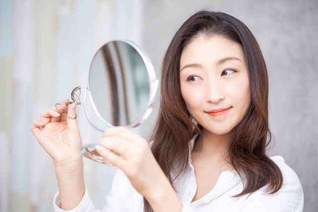 EYECAREを受けて満足する女性