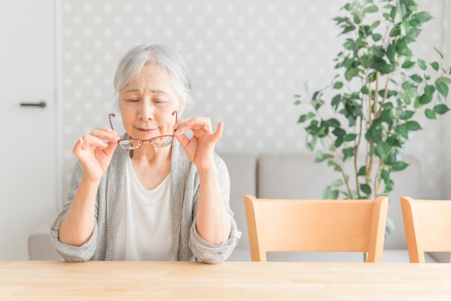 白内障により見えづらくなった高齢者