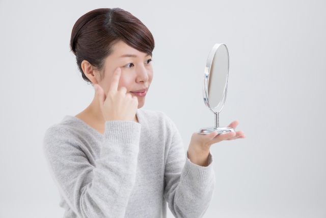 目元のシワが目立つとどんなデメリットがある?