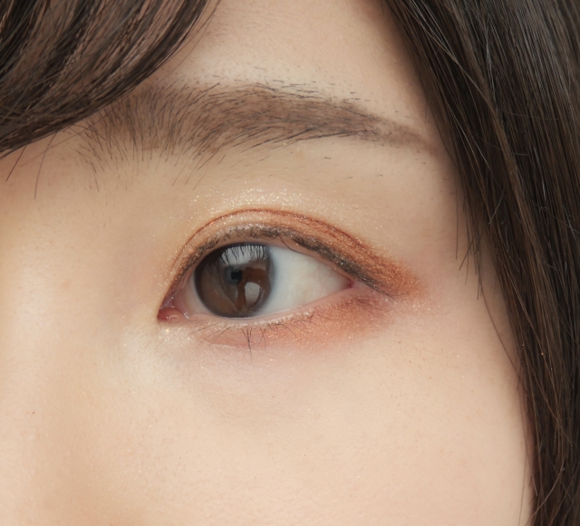 目元が乾燥する原因は?
