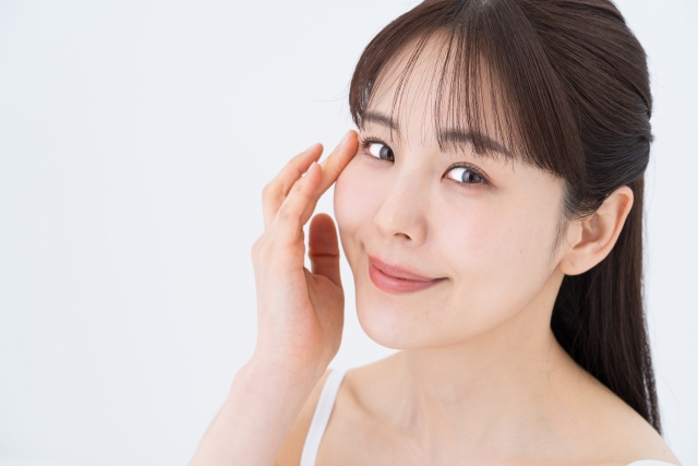 目元のハリを取り戻すには丁寧な保湿ケアが大切