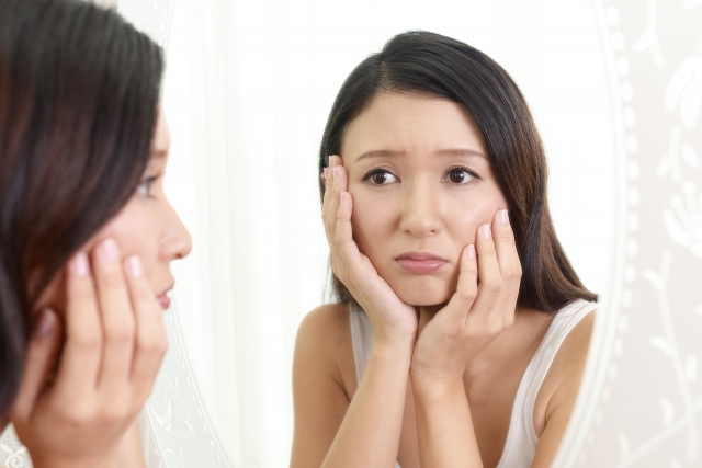 目元が老けて見える主な原因は?