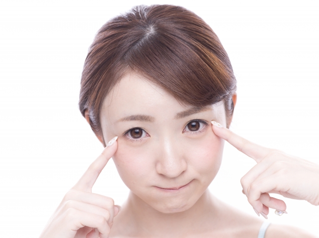 目の下がたるむ原因は?