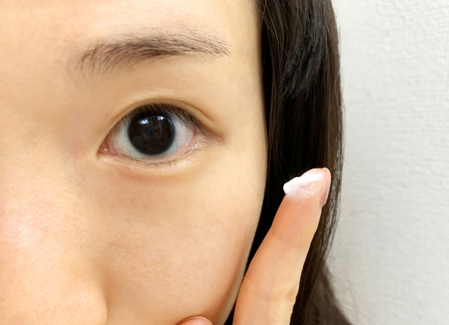 目の下のたるみを消すと噂のアイパーフェクトジェルとは?