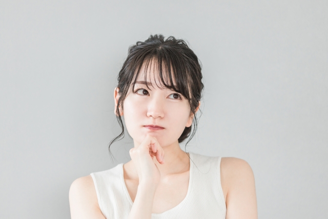 夏の目元は乾燥対策が最重要！目元の潤いを守る効果的な保湿方法は？