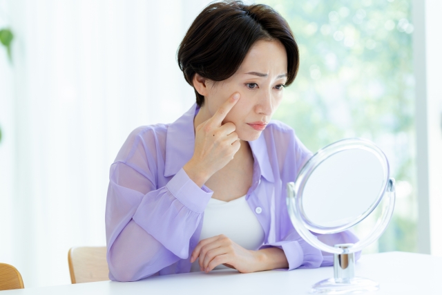 目元が乾燥しやすい人の特徴は?